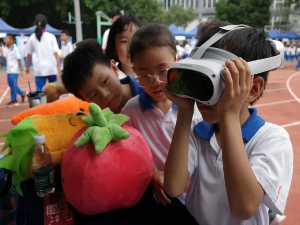 中山眼科中心科普团队走进小学科技节（原报道配图）