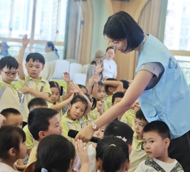 一病区护士为幼儿园儿童开展护眼讲座（原报道配图）